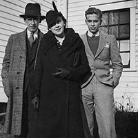 Colville-with-parents-200.jpg
